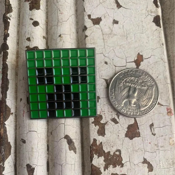 Brand new Minecraft inspired green creeper enamel pin - Picture 2 of 3